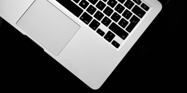 Apple-Dokunmatik-Ekranli-MacBook8217u-20258217te-Sunmaya-Hazirlaniyor-featured