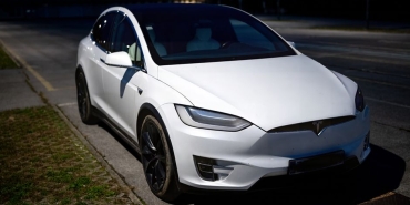 Tesla-Semi-Avrupa-Yollarinda-550-Km-Menzilli-Elektrikli-Dev-Geliyor-featured