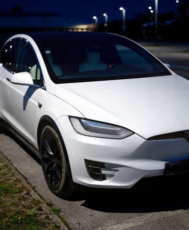 Tesla-Semi-Avrupa-Yollarinda-550-Km-Menzilli-Elektrikli-Dev-Geliyor-featured